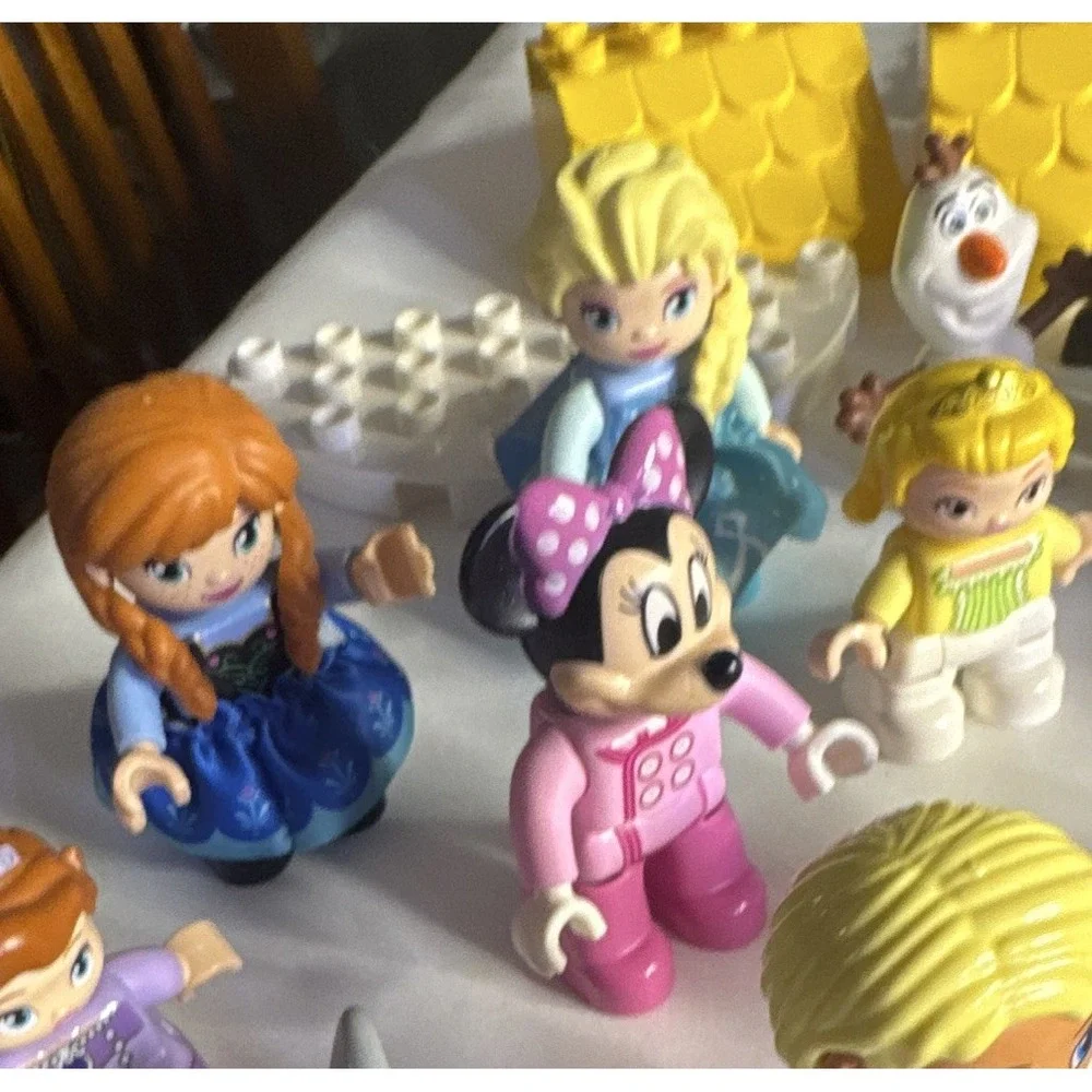 LEGO DUPLO 240 Mixed Bricks Pieces & People Minnie, Elsa Olaf. Girls.